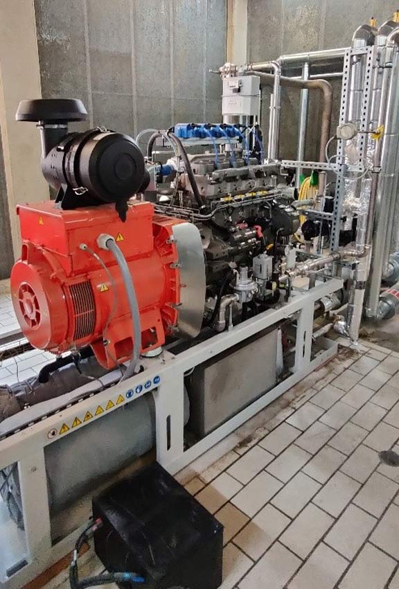 Der Gasmotor (50 kW) des BHKWs